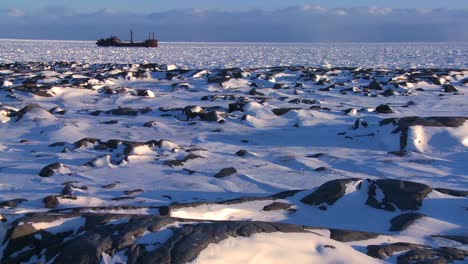 un barco se encuentra atrapado en el hielo congelado de la bahía de hudson, churchill, manitoba, canadá 1