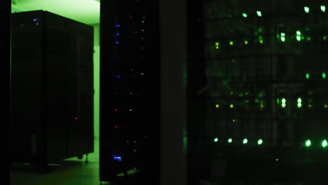 primer plano de las luces de control verdes parpadeando en los servidores informáticos en la sala de tecnología