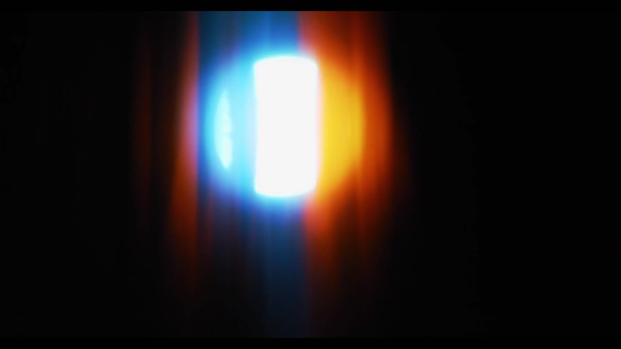 Fugas de luz abstractas y destellos de lente sobre fondo negro