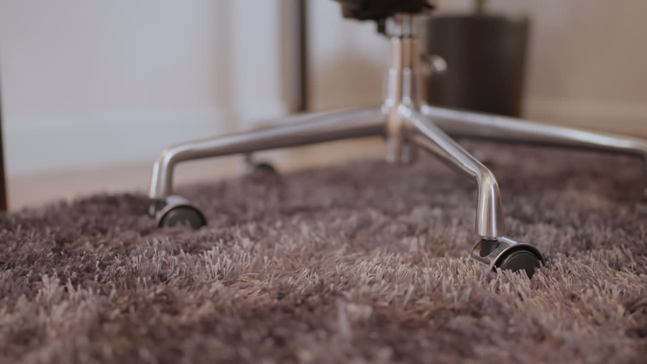 долли выстрел близкого офисного кресла роликовое колесо на светло-коричневый ковер ковер дома студия интерьер фона, дома интерьер дизайна подробности идеи концепции