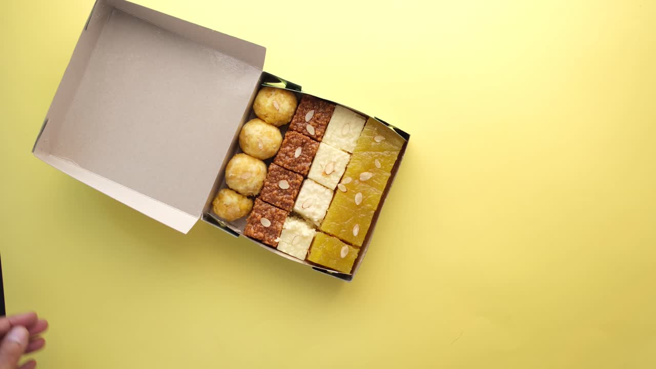 variedad de dulces indios en una caja