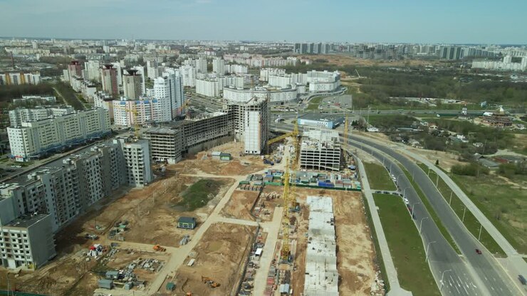 Gran obra de construcción. Construcción de un moderno edificio residencial de varias plantas.