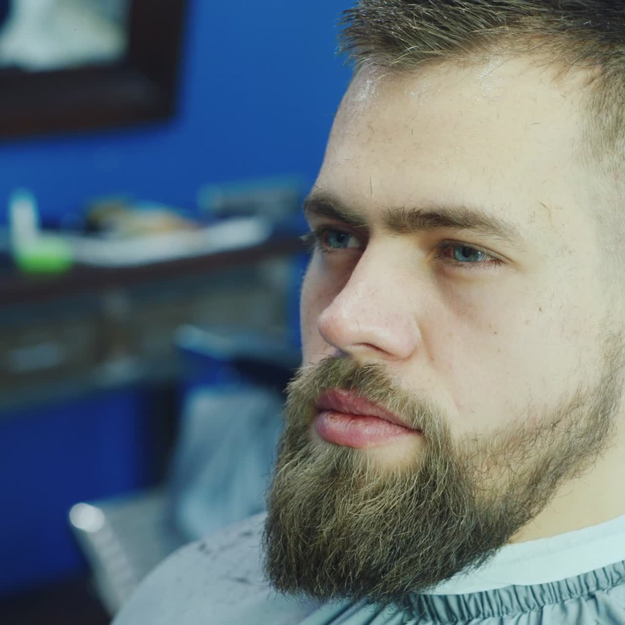 primer plano de peluquero trabajando en el cabello y la barba del cliente 02
