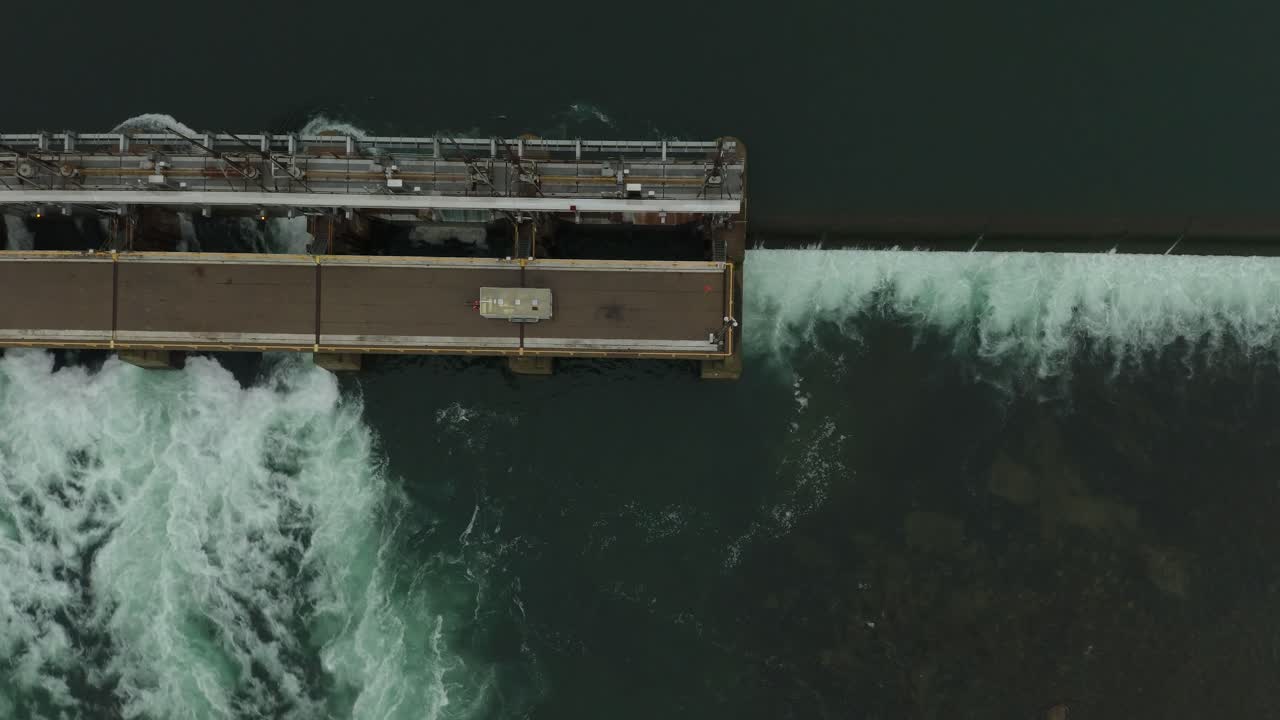 수력 발전은 화석 연료 이용을 막기 위해 환경에 좋습니다.