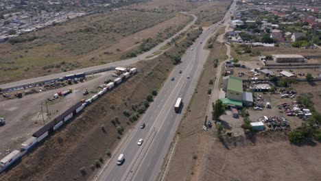 Kuyalnik-Liman,-Odesa,-Ukraine---Die-Autobahn-Und-Das-Wohngebiet,-Gegenüber-Dem-Schwarzen-Meer---Weitwinkelaufnahme