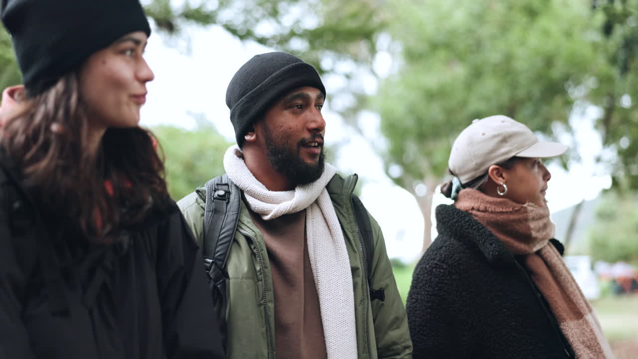 planificación, senderismo y viajes con amigos en la naturaleza