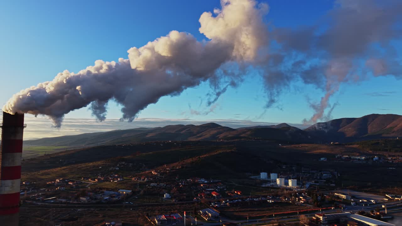 Eruzione vulcanica che sprigiona cenere e fumo nel cielo sopra le montagne e la città