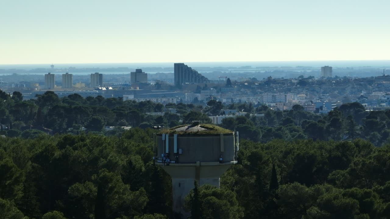 el horizonte de montpellier mezclando el desarrollo urbano y la naturaleza.