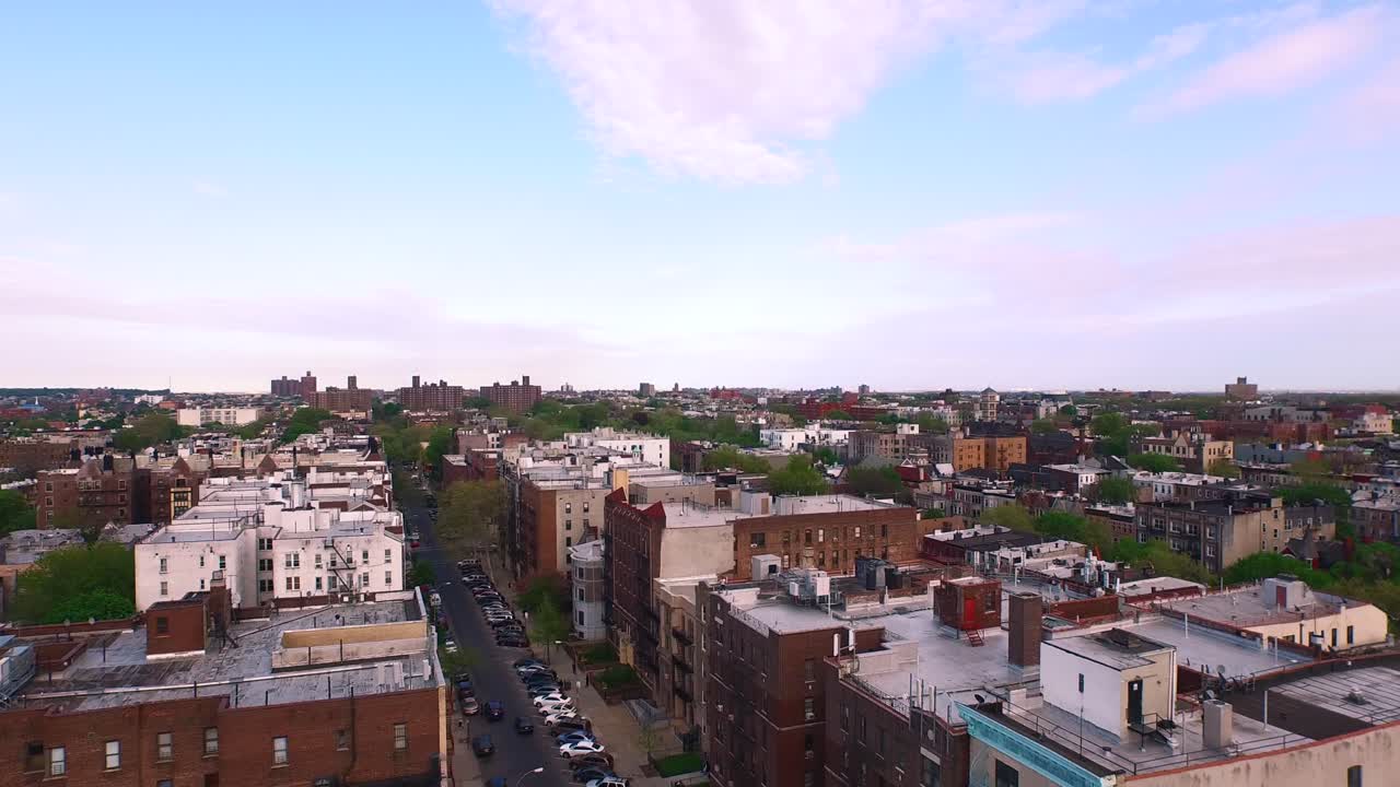 sobrevuelo aéreo de los tejados de brooklyn con un hermoso cielo rosa azul después del amanecer 4k