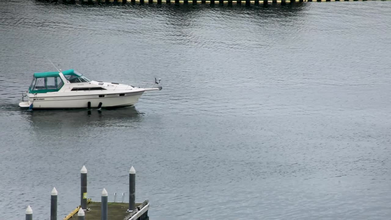 흐린 날 타코마 테아 포스 수로를 순항하는 모터보트