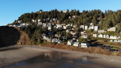 Drohne-Fliegt-Rückwärts-Von-Einer-Kleinen-Stadt-Am-Strand-Weg