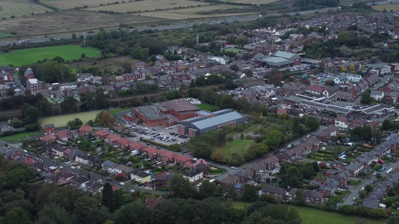 vista aérea pan justo encima de halton norte de inglaterra campo costero ciudad estate espacio verde