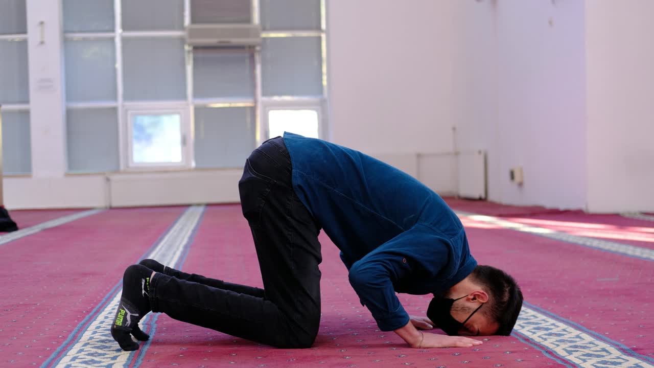 Pria Muslim Bersujud