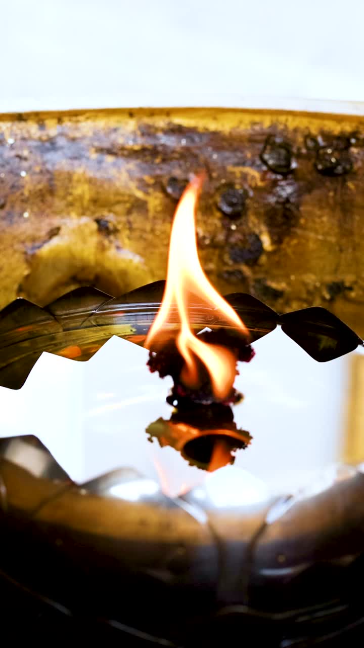 una llama parpadeante en un templo