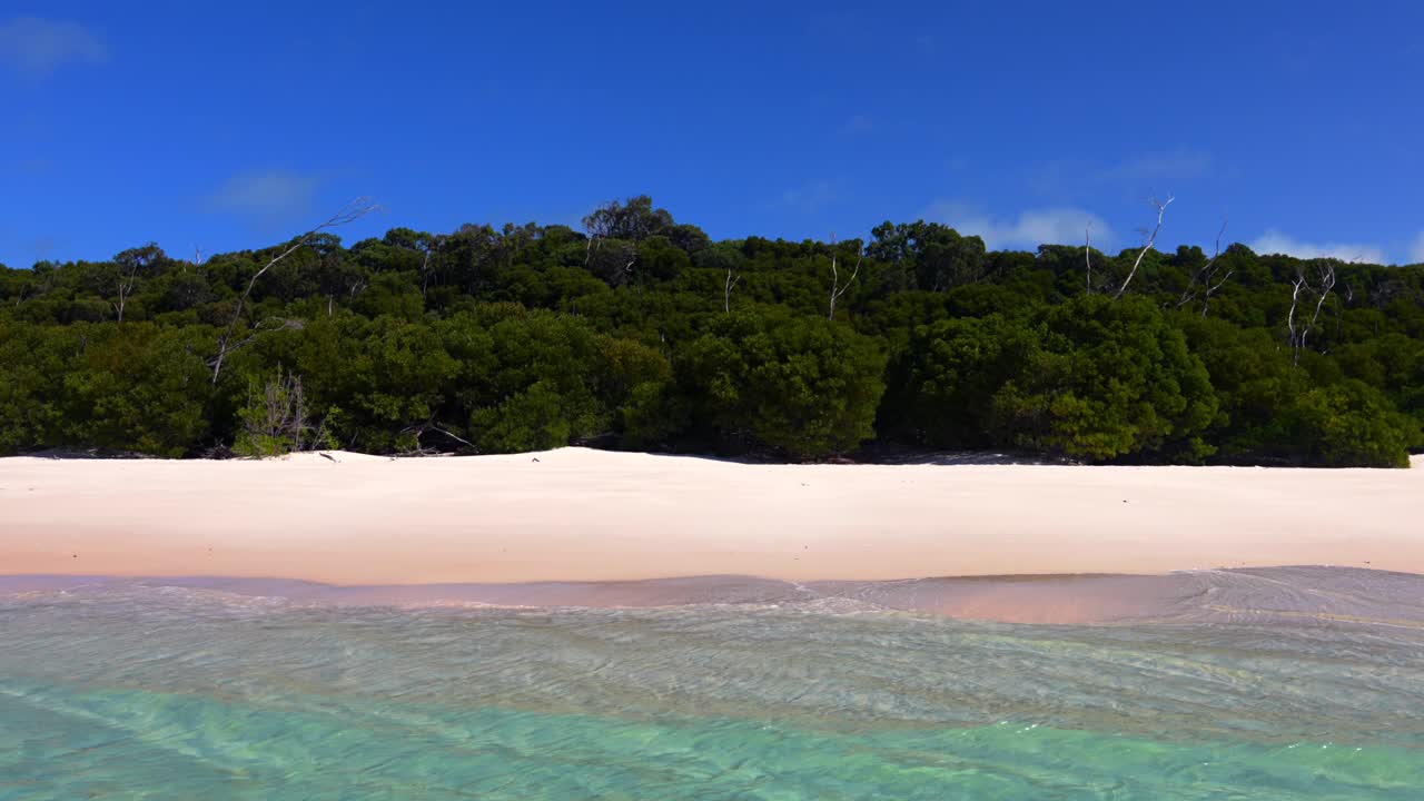 Avustralya'daki Whitsunday Adaları'nda yer alan Whitehaven Plajı: sığ kıyılar, sakin turkuaz su dalgaları, el değmemiş beyaz kumlu plaj, yüzme için ideal manzara. Hill Inlet ve Handy Plajı'nın görüldüğü, sabah güneşi altında mavi gökyüzüne sahip Lagün ve Kaya resifi.