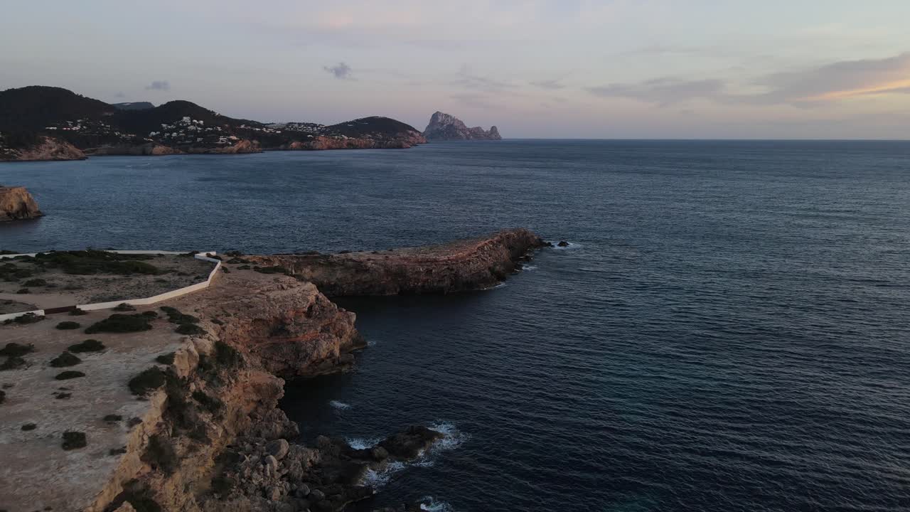 Lufttur over klippe ud mod øen Es Vedrá på Ibiza
