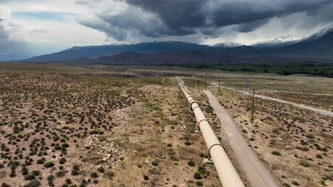 Vuelo-De-Drones-Sobre-El-Oleoducto-Ladwp-Cerca-Del-Desfiladero-Del-Río-Owens-Y-El-Obispo-De-California