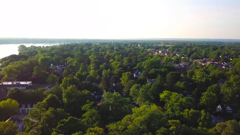 Hermosa-Antena-De-Madrugada-Sobre-La-Pintoresca-Ciudad-Pequeña-De-Niagara-on-the-lake,-Ontario