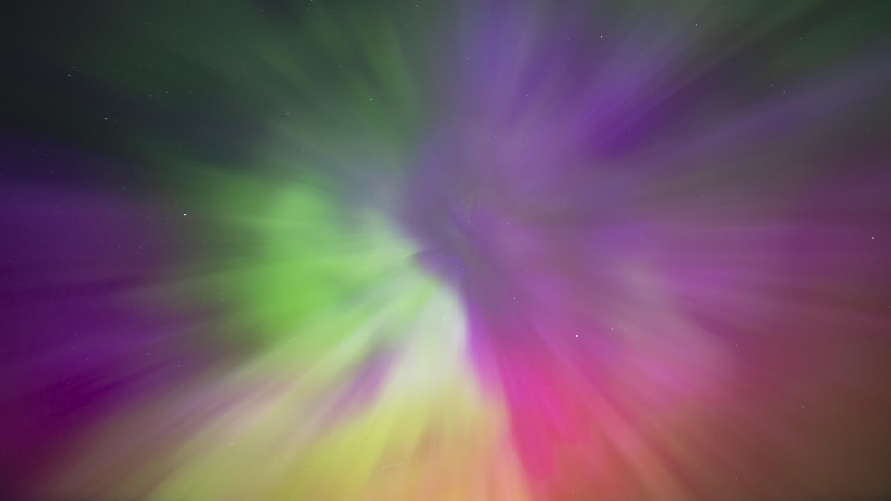 muy fuerte g5 kp9 tormenta geomagnética luces del norte en el cielo de mayo