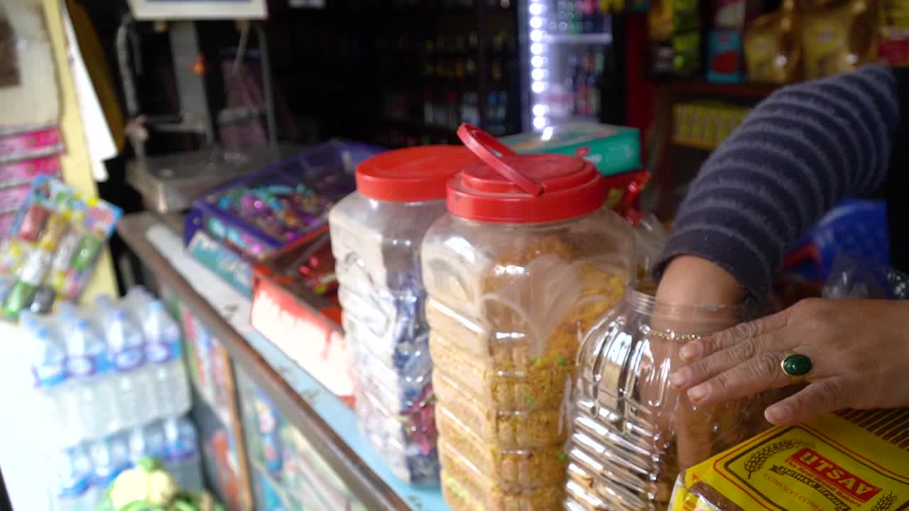 aperitivos nepalíes en una pequeña tienda local de aperitivos en katmandú, nepal-2