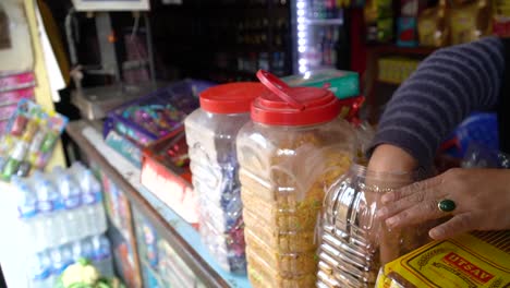 aperitivos nepalíes en una pequeña tienda local de aperitivos en katmandú, nepal-2