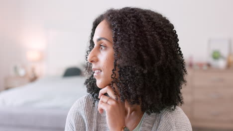 mujer negra, sonrisa y retrato de dormitorio con feliz