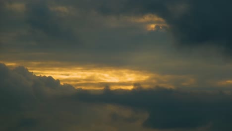 el cielo al atardecer por encima de las nubes