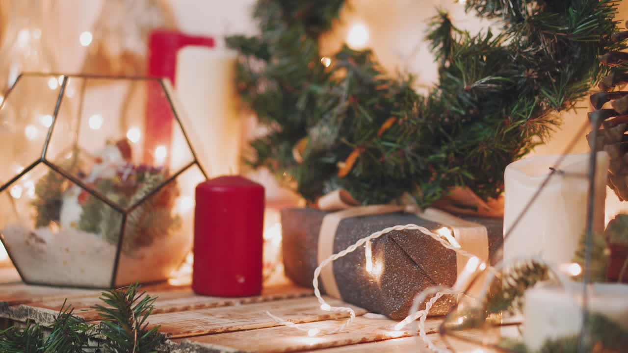 entrega de regalos de navidad: la mano de alguien con un suéter de punto rojo haciendo un lazo en una caja roja con regalo, pancarta con espacio para copiar