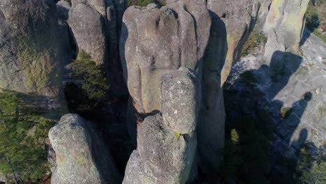 Aerial-tilt-down-shot-of-a-rock-formation-in-El-Valle-de-loss-Monies,-Copper-Canyon-Region,-Chihuahua