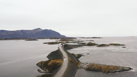 Conducción-De-Automóviles-En-La-épica-Carretera-Del-Océano-Atlántico