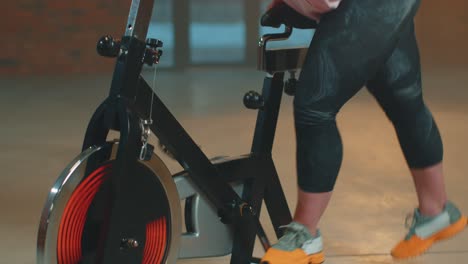 mujer realiza entrenamiento de resistencia aeróbica entrenamiento de cardio rutina en los simuladores, entrenamiento de ciclo