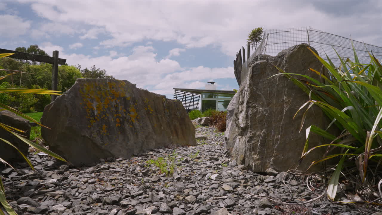 пробег скального сада с особняком в виду