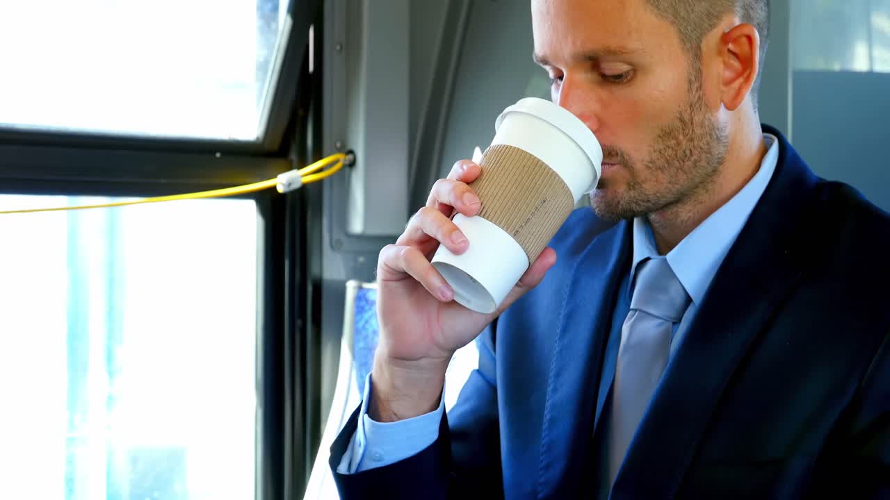 hombre de negocios usando teléfono móvil mientras toma café