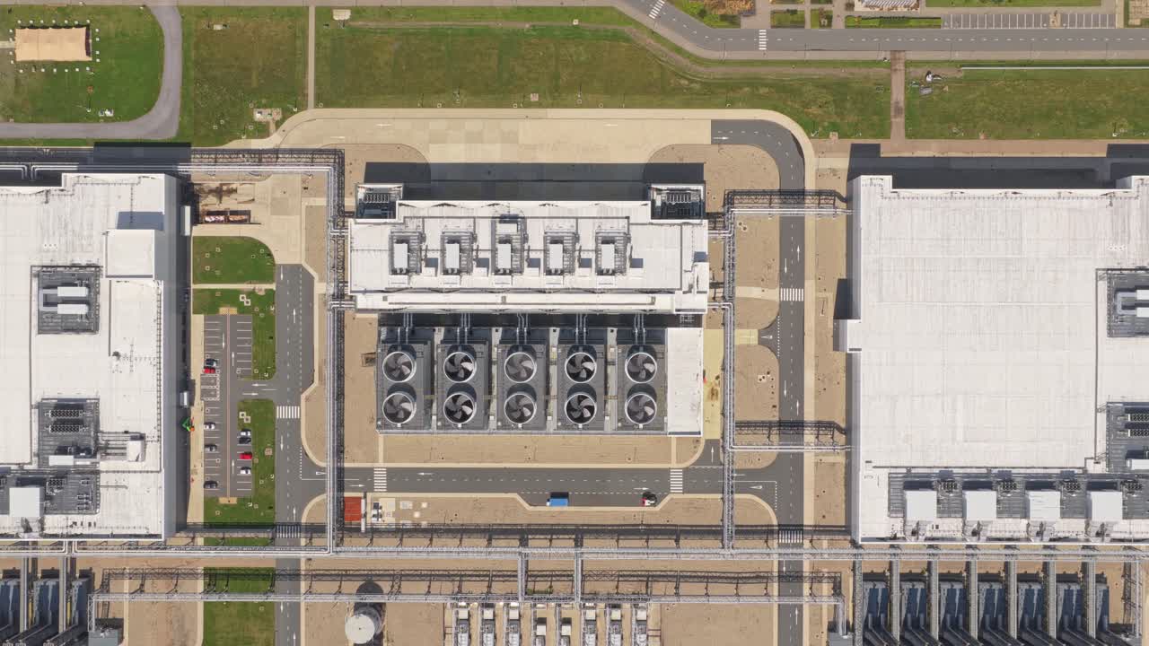 Ripresa da drone di hub dati IT a Eemshaven con unità di raffreddamento, sito di archiviazione cloud