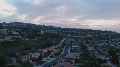 Vista-De-Drones-Temprano-En-La-Mañana-Desde-Una-Altura-Un-Poco-Más-Baja-Y-Aterrizando-Lentamente-Sobre-Las-Fincas-De-Palos-Verdes,-California