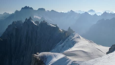 Vista-De-Montañas-Nevadas-En-Un-Día-Soleado-Con-Zonas-De-Luz-Y-Sombra,-Durante-Una-Puesta-De-Sol,-En-Los-Alpes-En-El-Valle-De-Chamonix