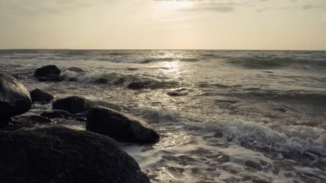 Olas-Rodando-En-La-Costa-Rocosa-En-El-Sol-De-La-Tarde