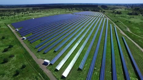 Planta-De-Energía-Alternativa-Con-Módulos-Solares.-Granja-Solar-Generando-Energía-Limpia