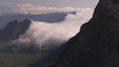 acantilados de montaña y valles en la hermosa reunión, francia, antena cinematográfica