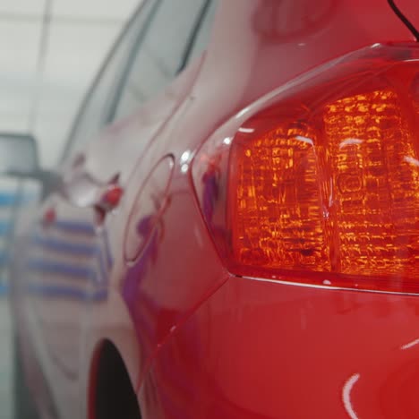 Coche-Rojo-En-Primer-Plano-De-Lavado-De-Autos