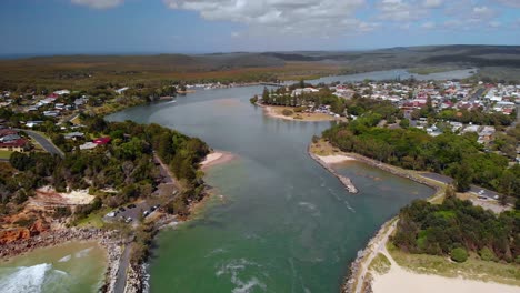 vista aérea lejos de la ciudad principal de evans, día soleado - tiro de dron inclinado hacia atrás