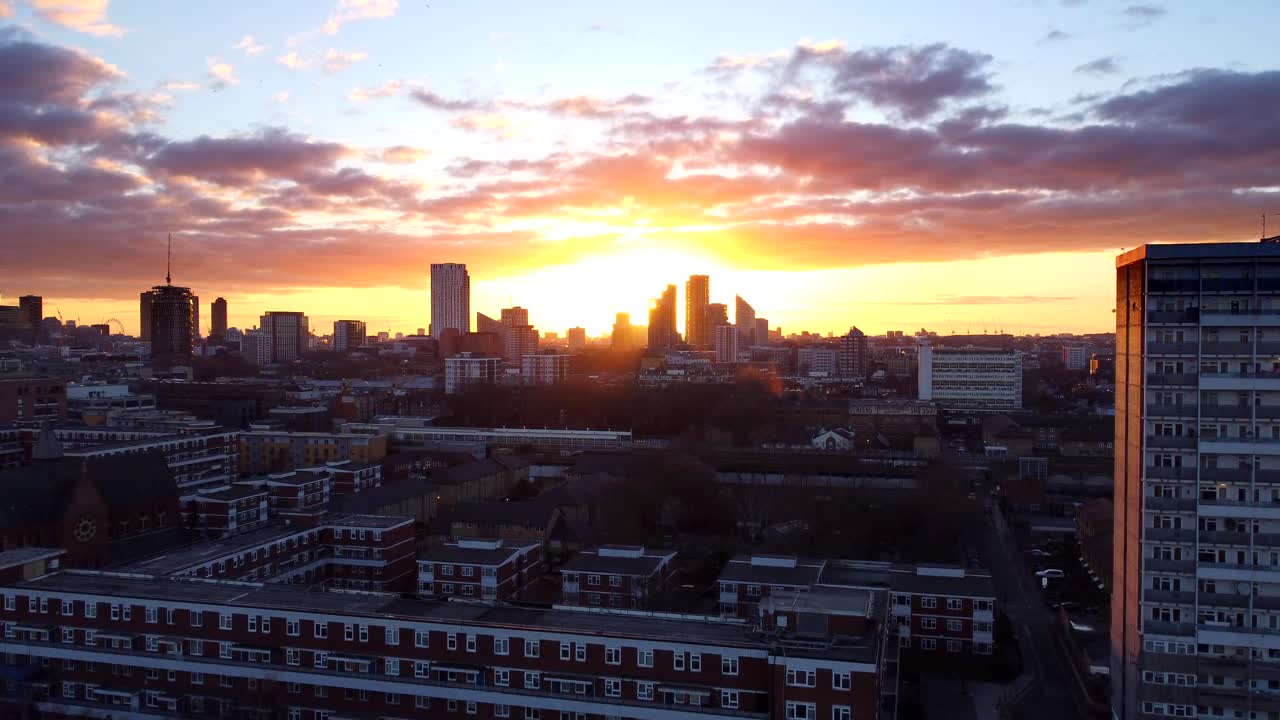 Belo pôr do sol sobre o horizonte da cidade de Londres