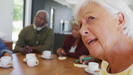 Glückliche-ältere,-Vielfältige-Menschen,-Die-Im-Altersheim-Tee-Trinken-Und-Bingo-Spielen