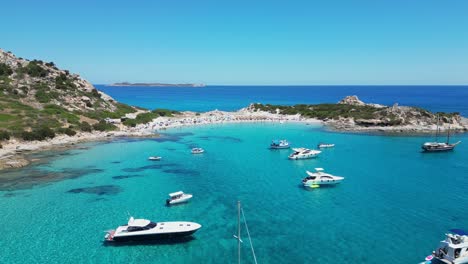 barcos y yates en la playa de punta molentis, villasimius, cerdeña - antena 4k