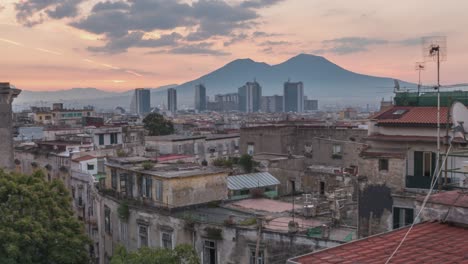 Un-Amanecer-Dinámico-En-La-Azotea-Sobre-El-Monte-Vesubio---Lapso-De-Tiempo-De-La-Histórica-Napoli-Italia