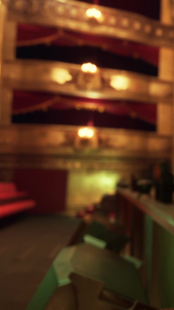 Espacio para el público en un teatro con asientos vacíos antes de que comience un espectáculo.