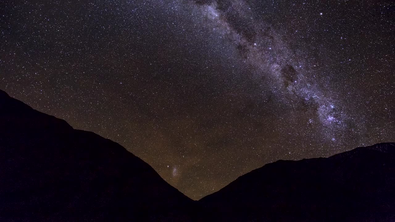 Un timelapse mostra la Via Lattea con le Nubi di Magellano che sorgono sulle Ande cilene vicino al Paso de Agua Negra