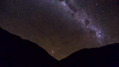 Time-lapse-Muestra-Una-Vía-Láctea-Con-Nubes-De-Magallanes-Elevándose-Sobre-Los-Andes-Chilenos-Cerca-Del-Paso-De-Agua-Negra