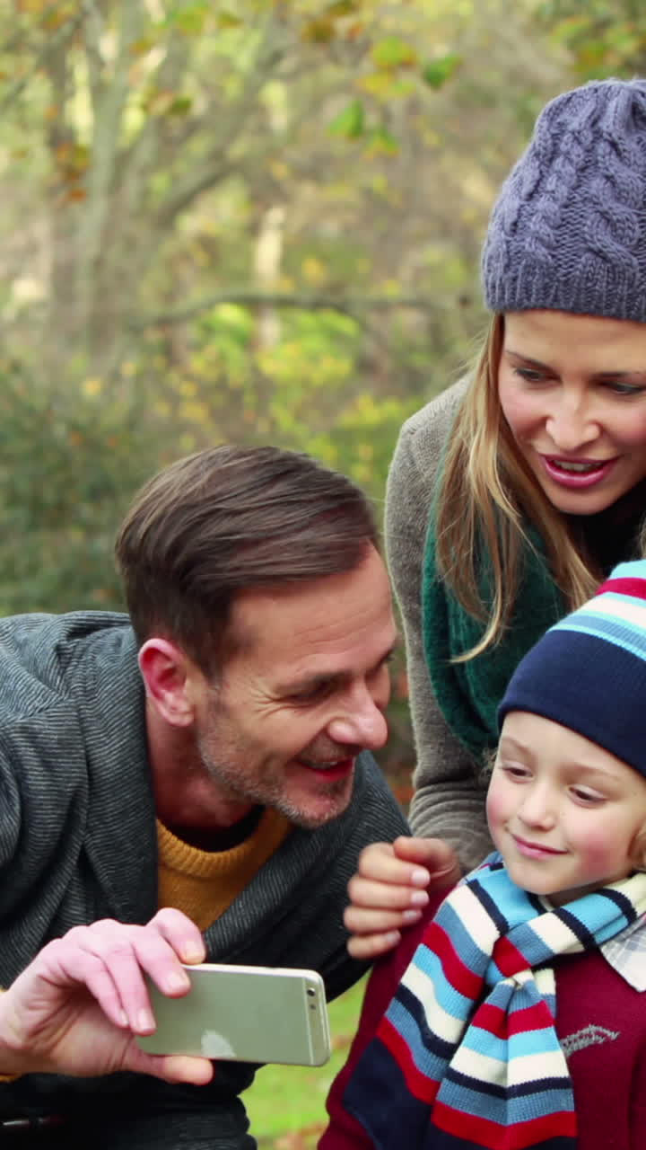 Famiglia che si fa un selfie in campagna in una giornata autunnale