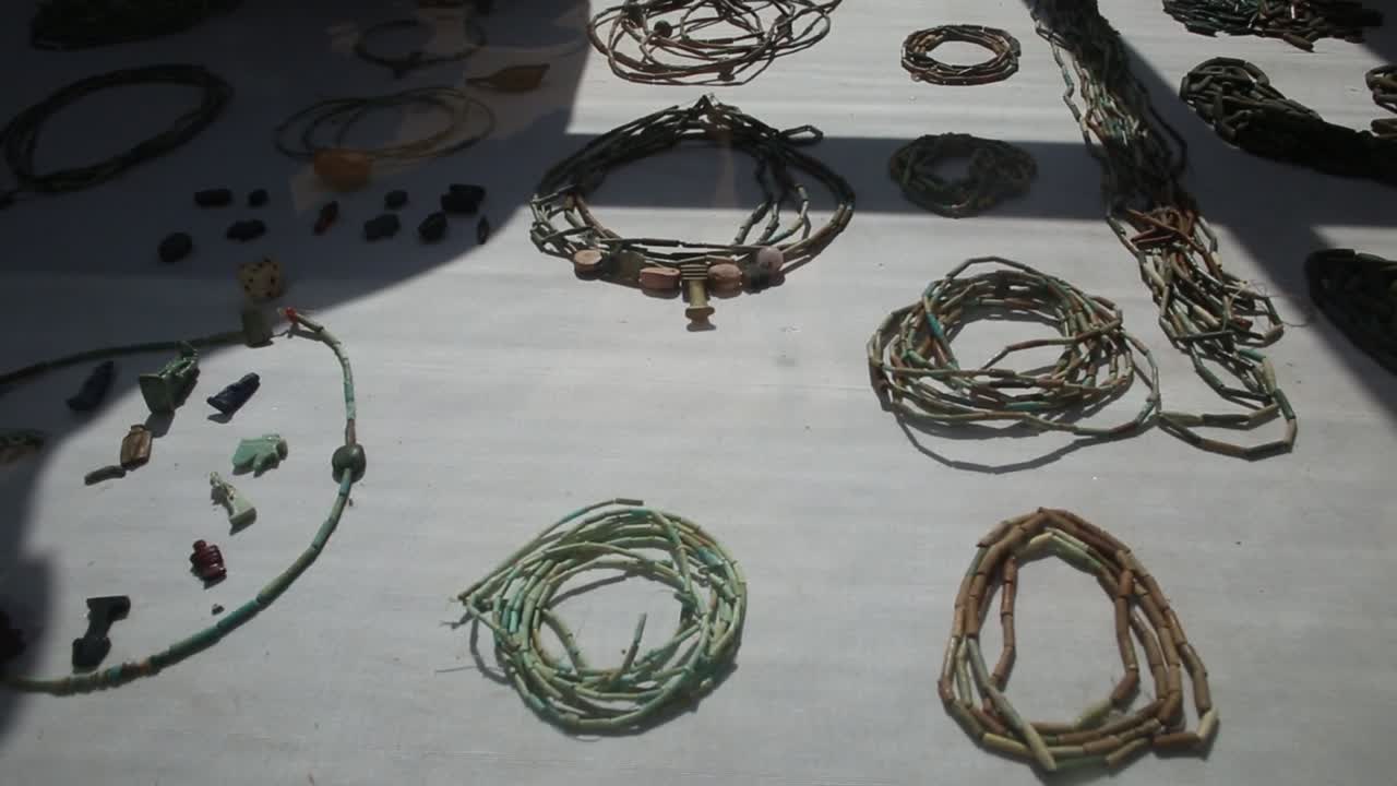 un grupo de estatuillas egipcias antiguas exhibidas en una caja de vidrio en egipto